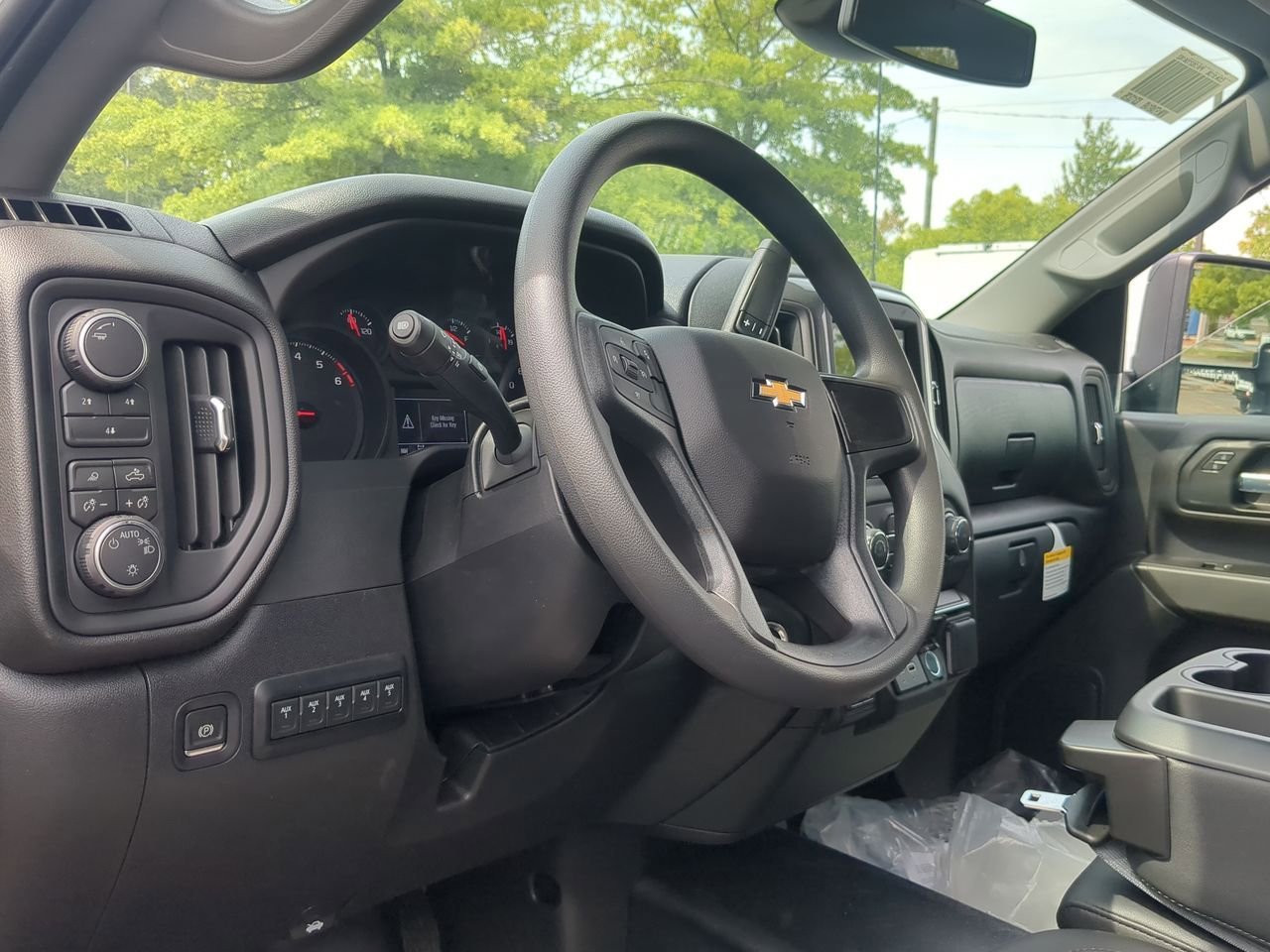 New 2026 Summit White Chevrolet Work Truck image 10