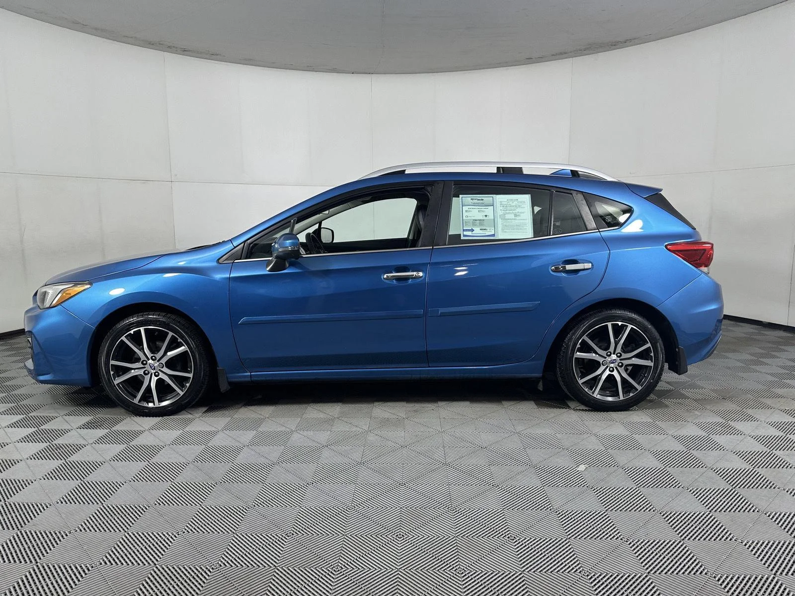 Used 2019 Island Blue Pearl Subaru Limited image 10