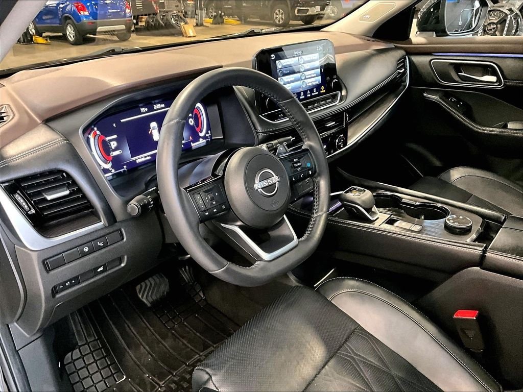 Used 2023 Black Nissan Platinum image 8