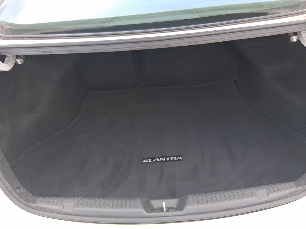 Used 2015 White Hyundai SE image 32