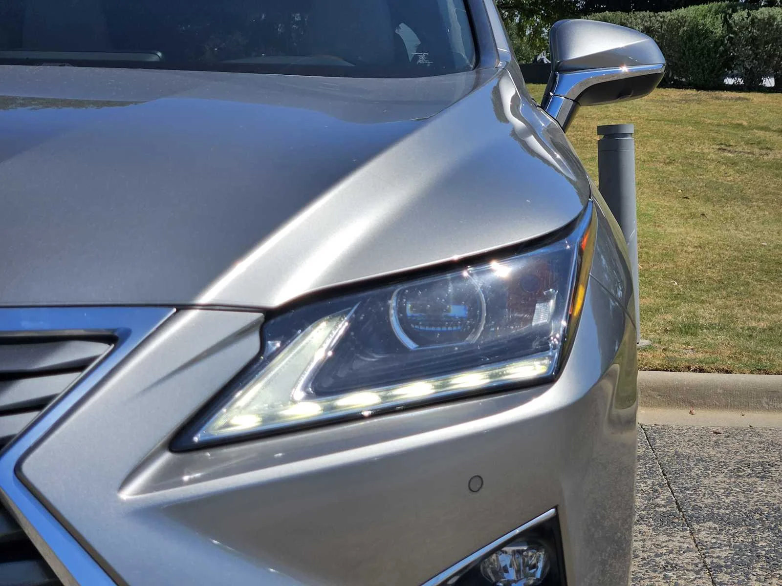 Used 2019 Atomic Silver Lexus  image 6