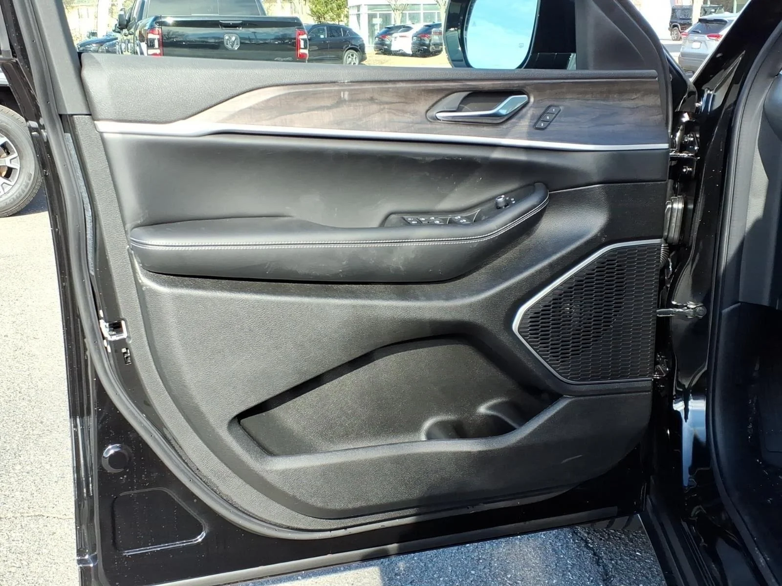 New 2026 Diamond Black Crystal Pearl-Coat Exterior Paint Jeep Limited image 29