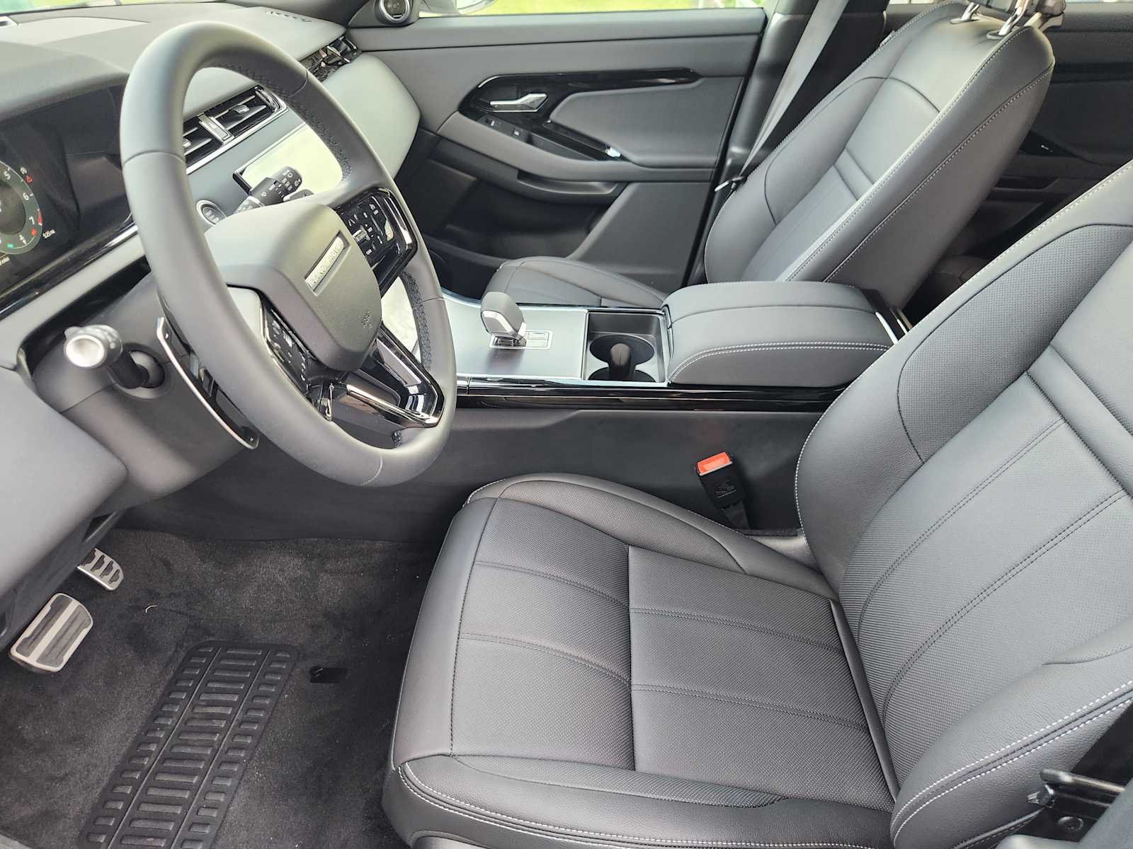 New 2026 Fuji White Land Rover Hoxton Edition image 3