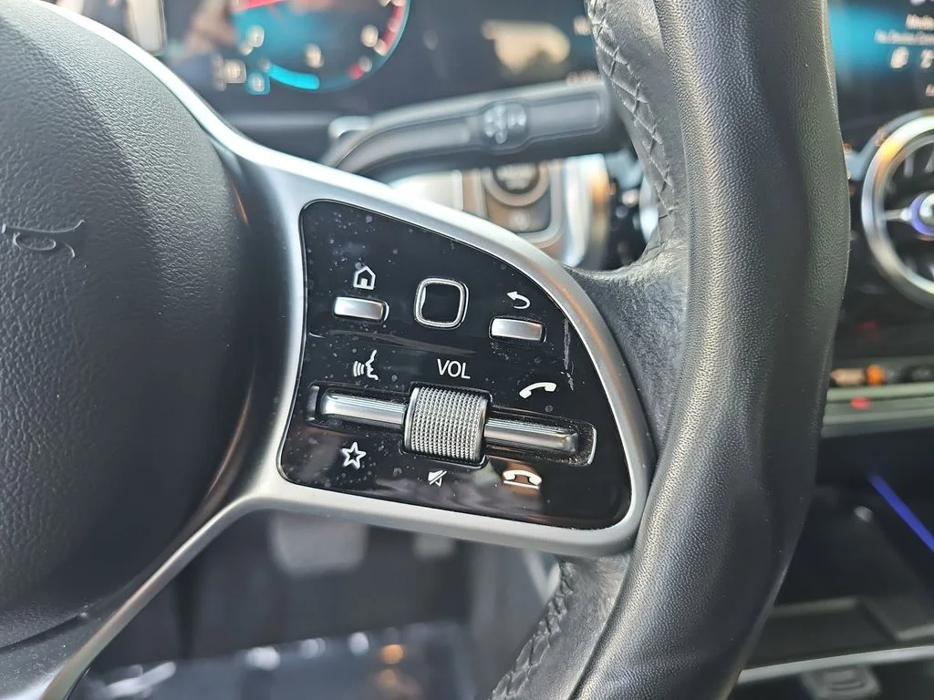 Used 2021  Mercedes-Benz GLB 250 image 17