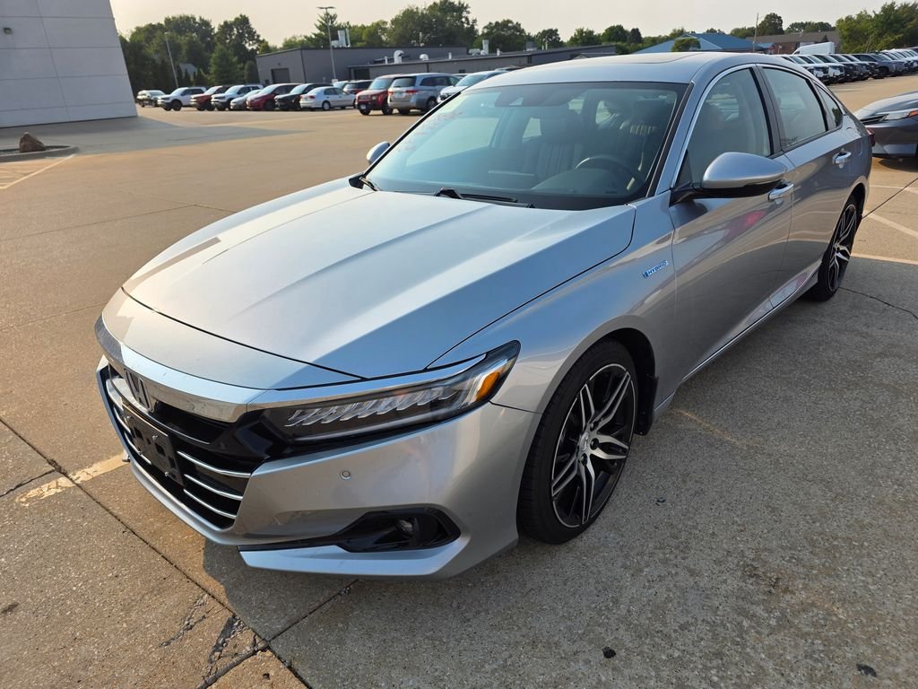 Used 2022 Lunar Silver Metallic Honda Touring image 2