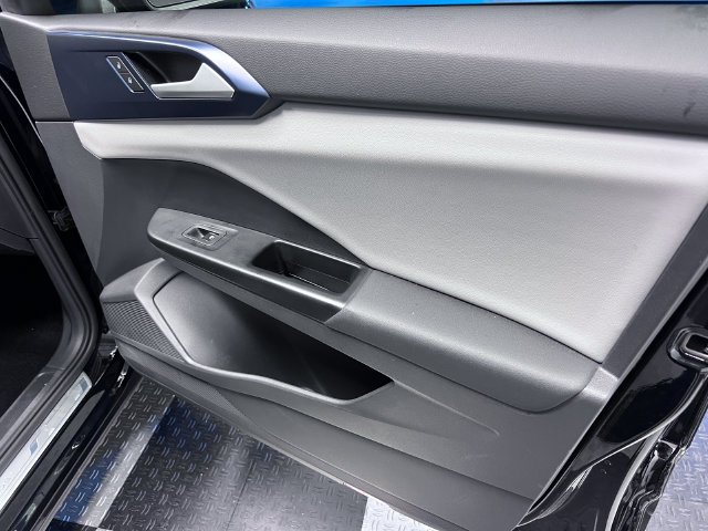 2022 Taos 1.5T SE Black · photo 12