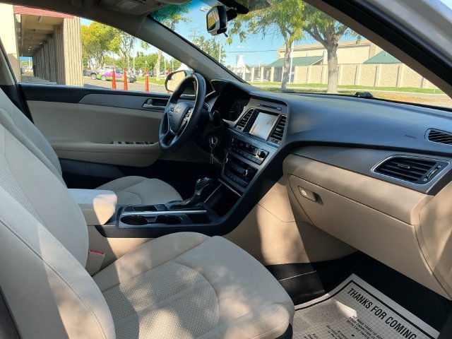 Used 2016 White Hyundai SE image 25