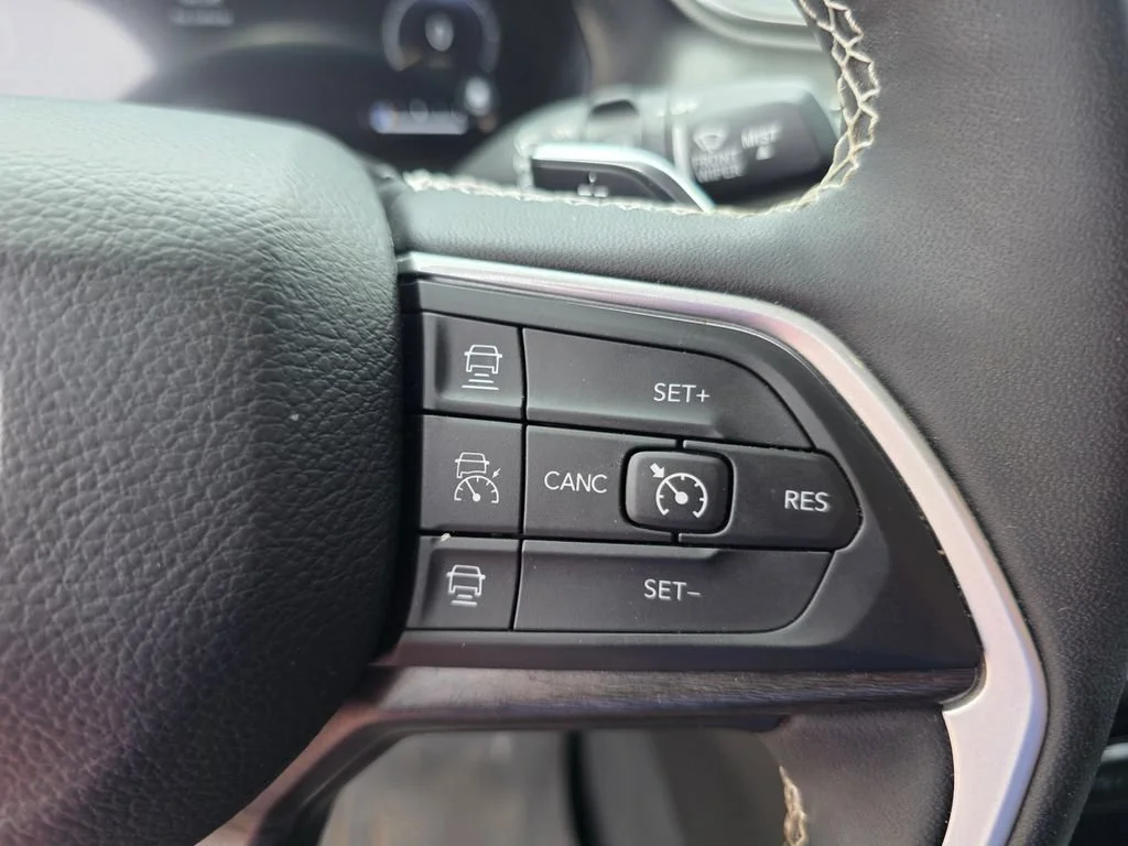 Used 2023  Jeep Limited image 24