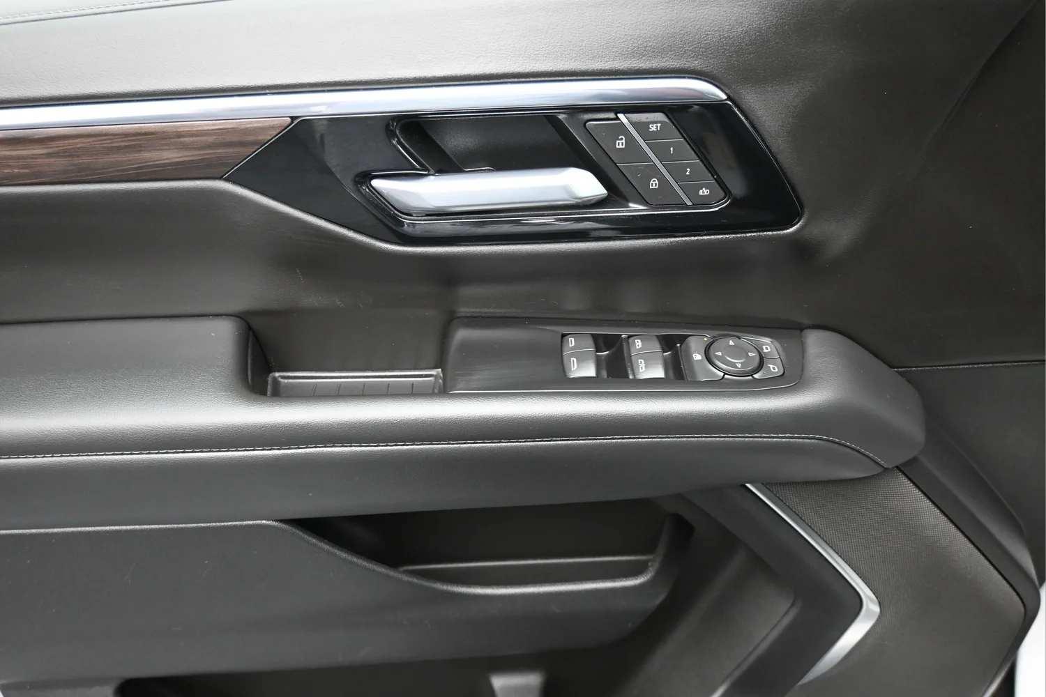 Used 2025 White Chevrolet LT image 25