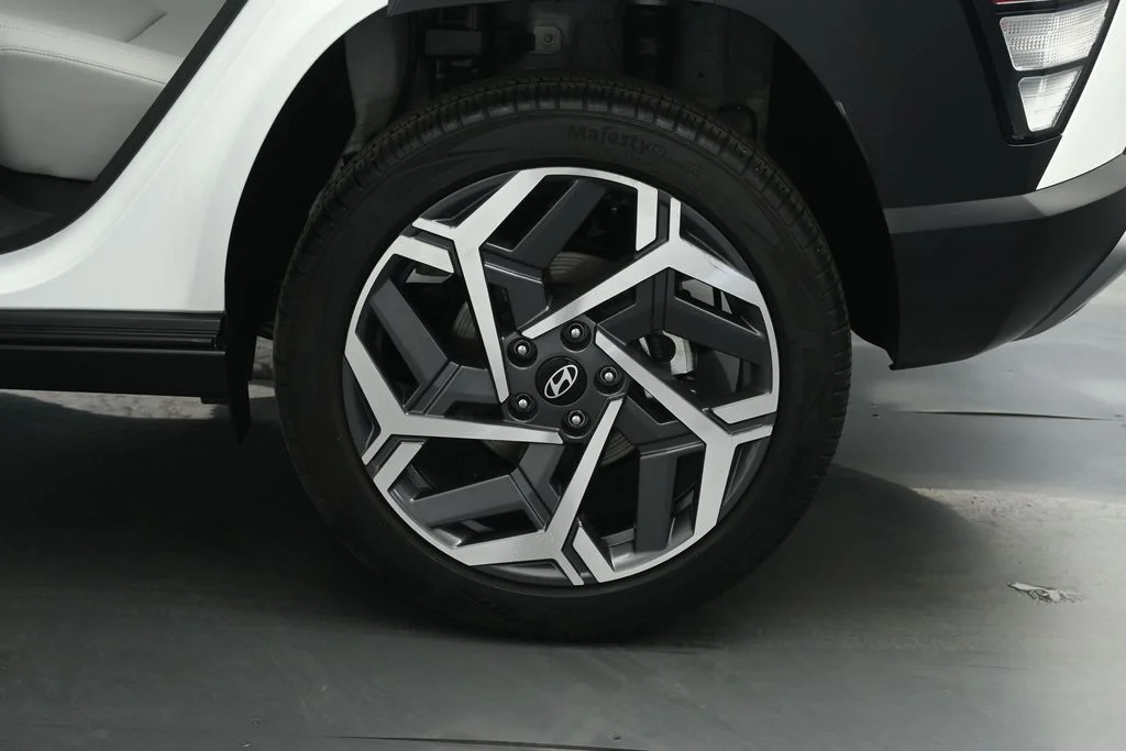 Used 2026 White Hyundai SEL Premium image 21