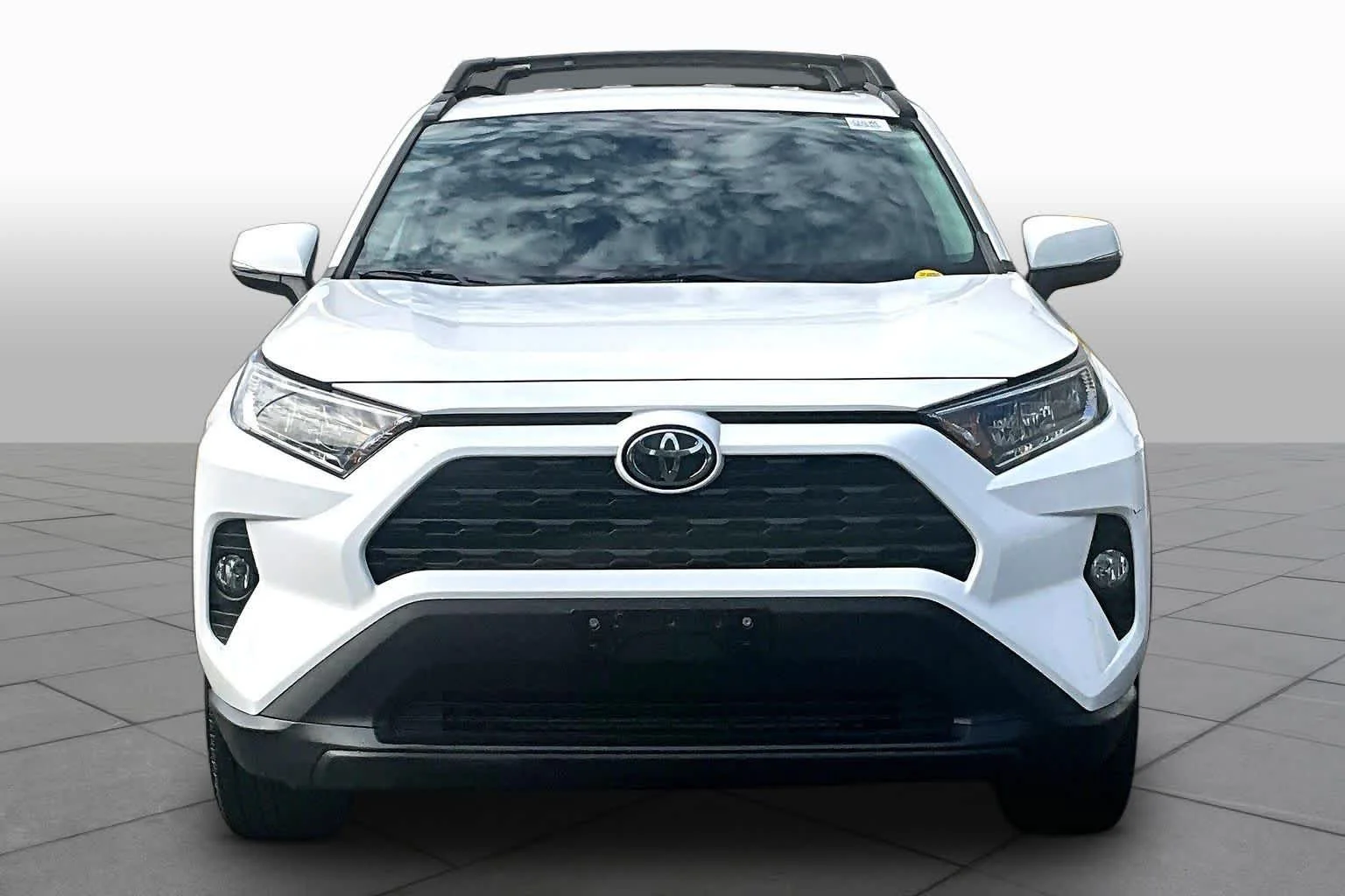 Used 2020 Super White Toyota XLE image 4