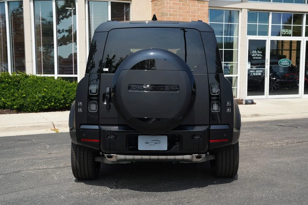 New 2026 Santorini Black Land Rover X-Dynamic SE image 5