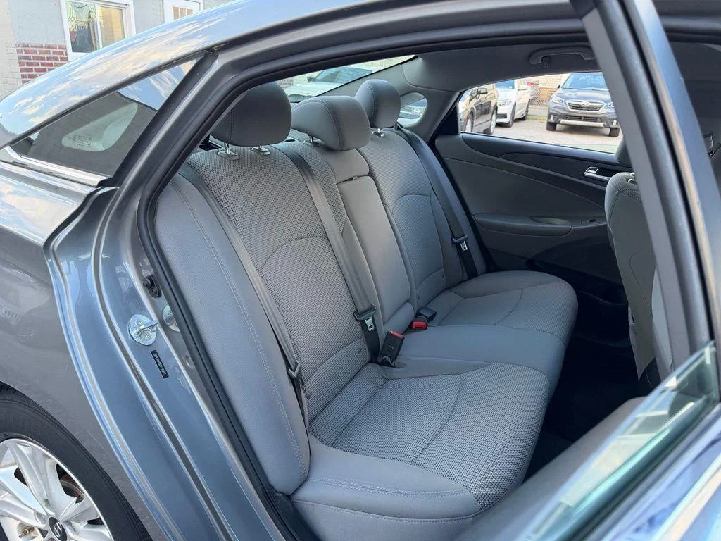 Used 2013 Gray Hyundai GLS image 12