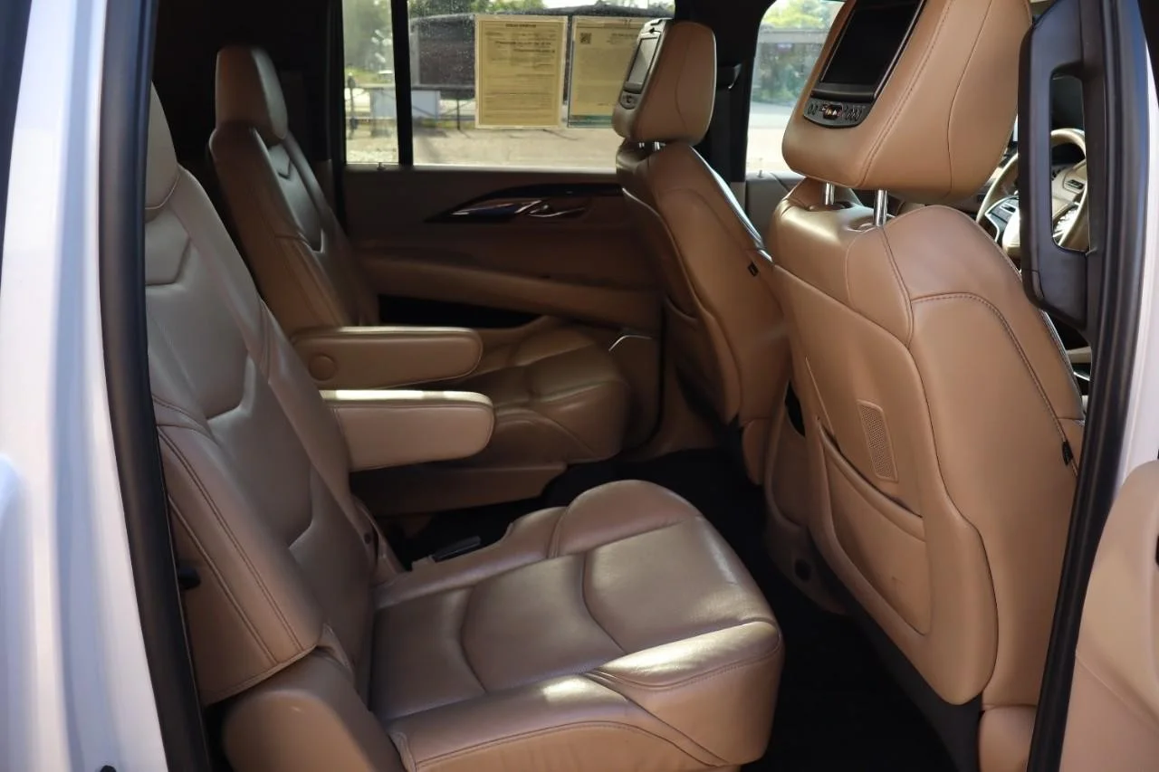 Used 2019 Crystal White Tricoat Cadillac Platinum image 19