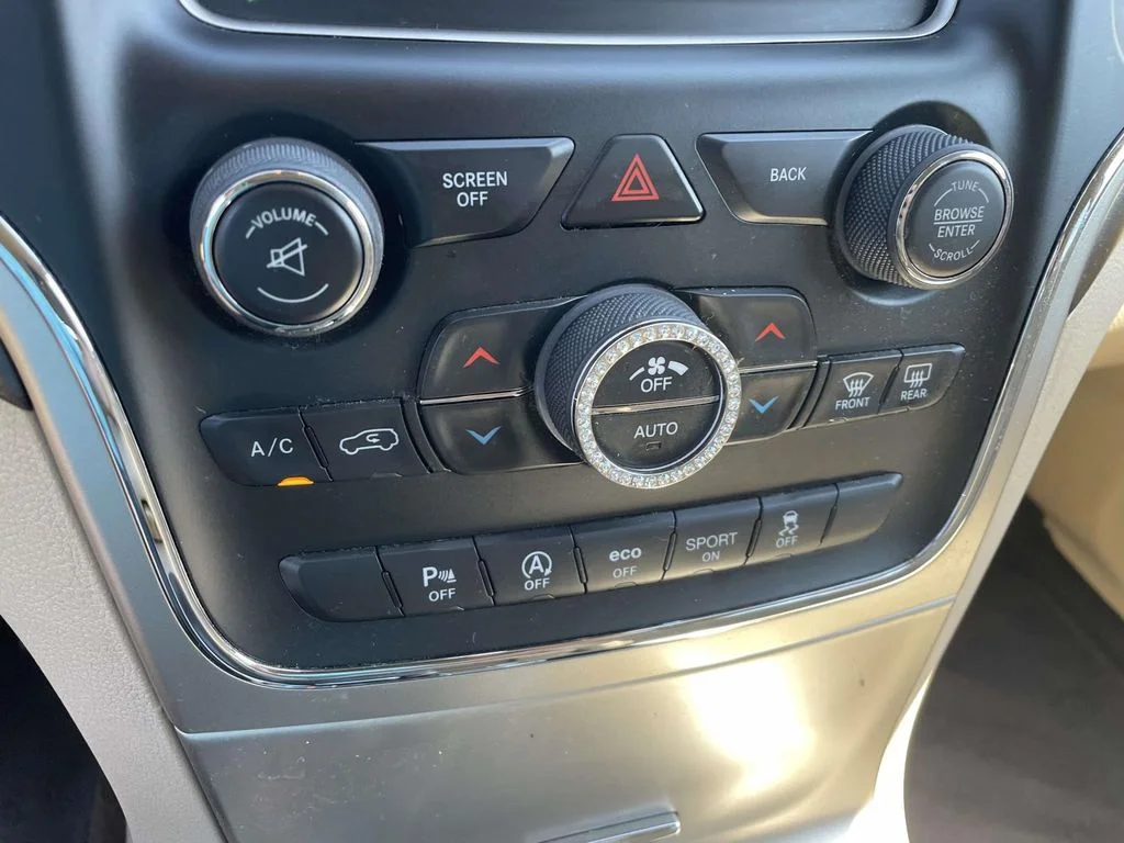 Used 2017 Diamond Black Crystal Pearlcoat Jeep Laredo image 25