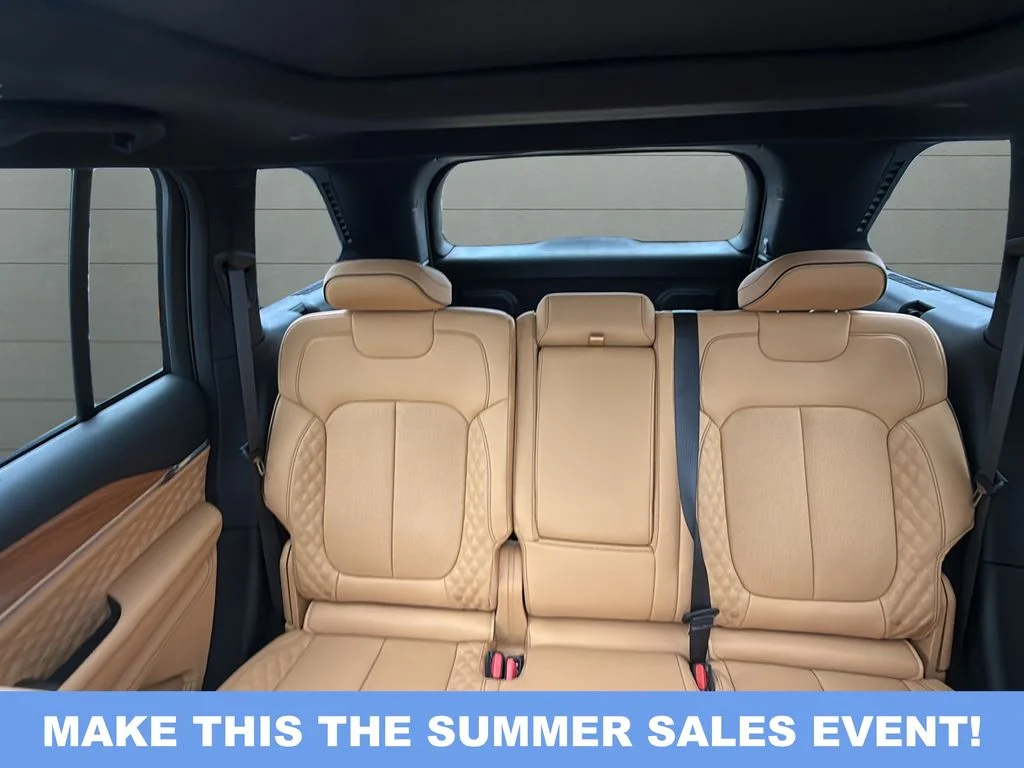 New 2025 Bright White Clear-Coat Exterior Paint Jeep Summit Reserve image 38