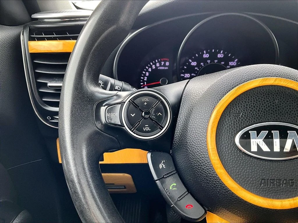 Used 2016 White Kia Base image 19