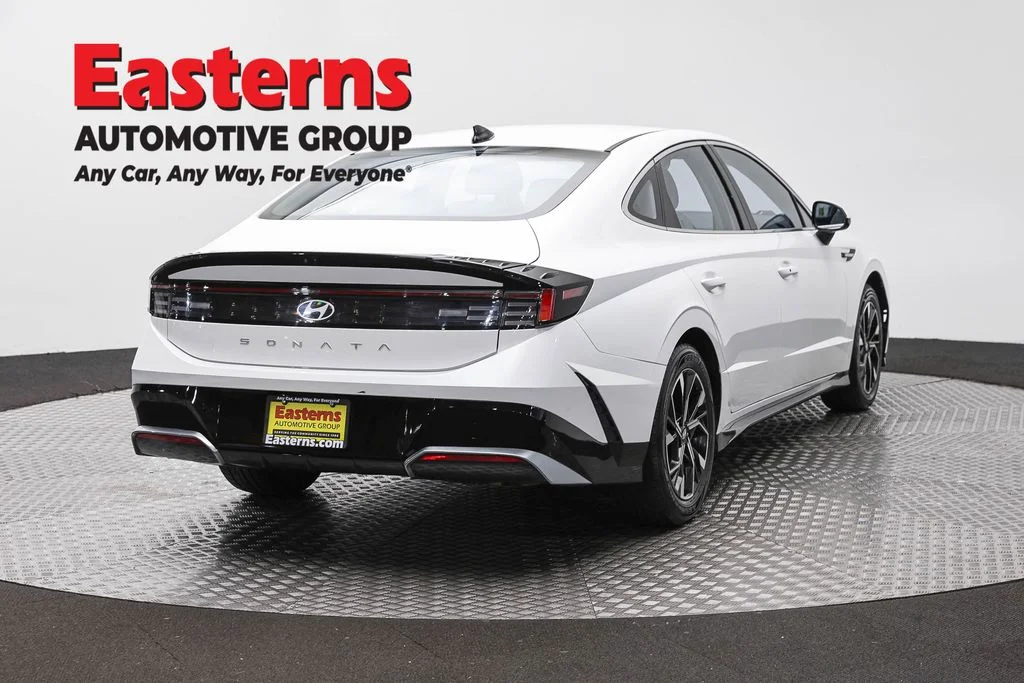 Used 2024 White Hyundai SEL image 5