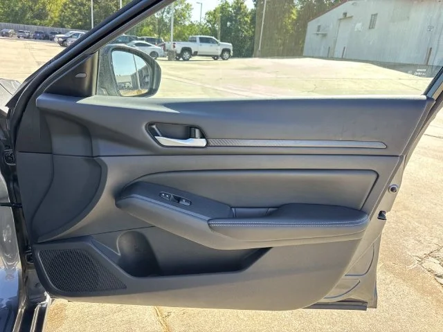 Used 2025 Gray Nissan 2.5 SV image 26