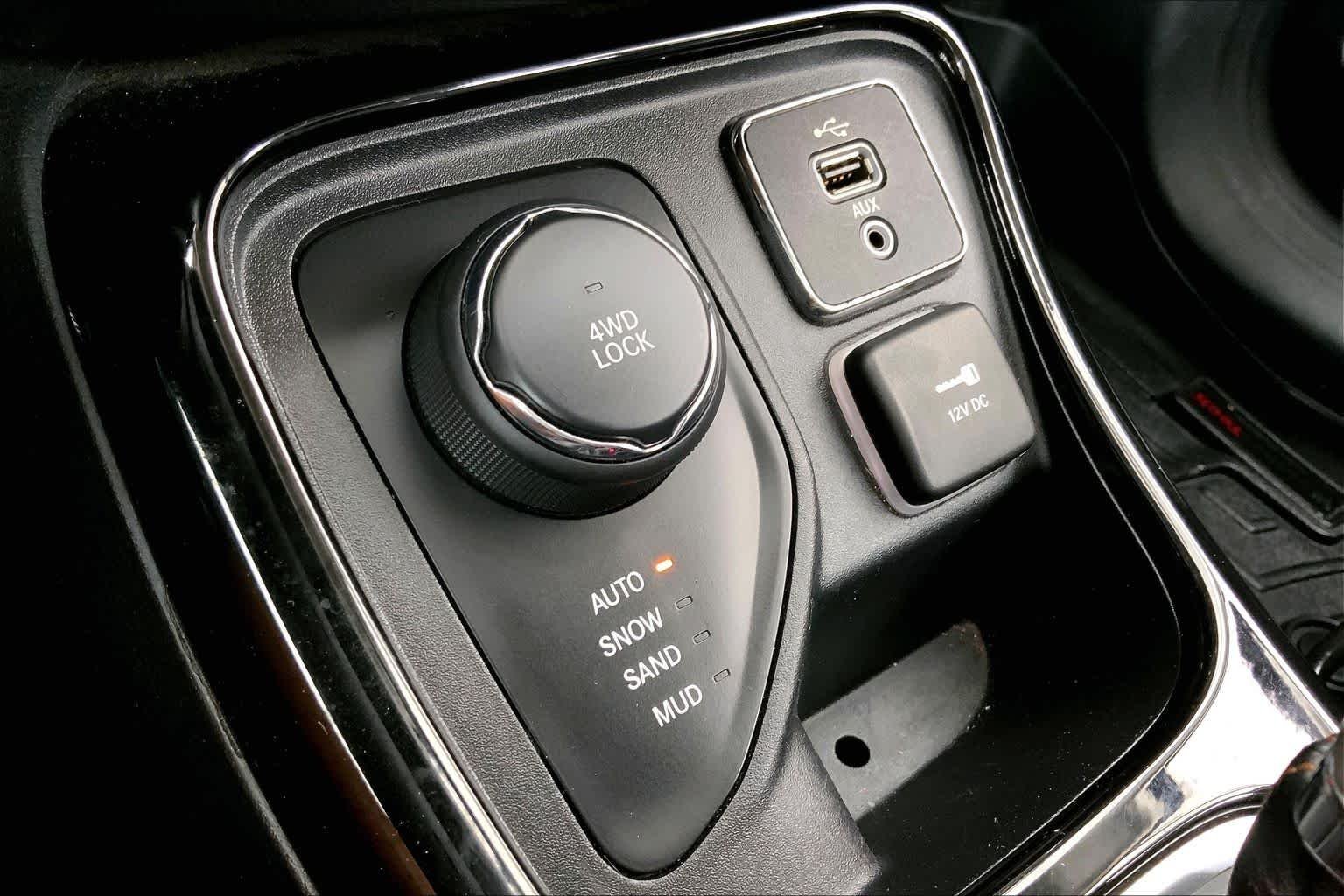 Used 2018 Diamond Black Crystal Pearlcoat Jeep Limited image 33