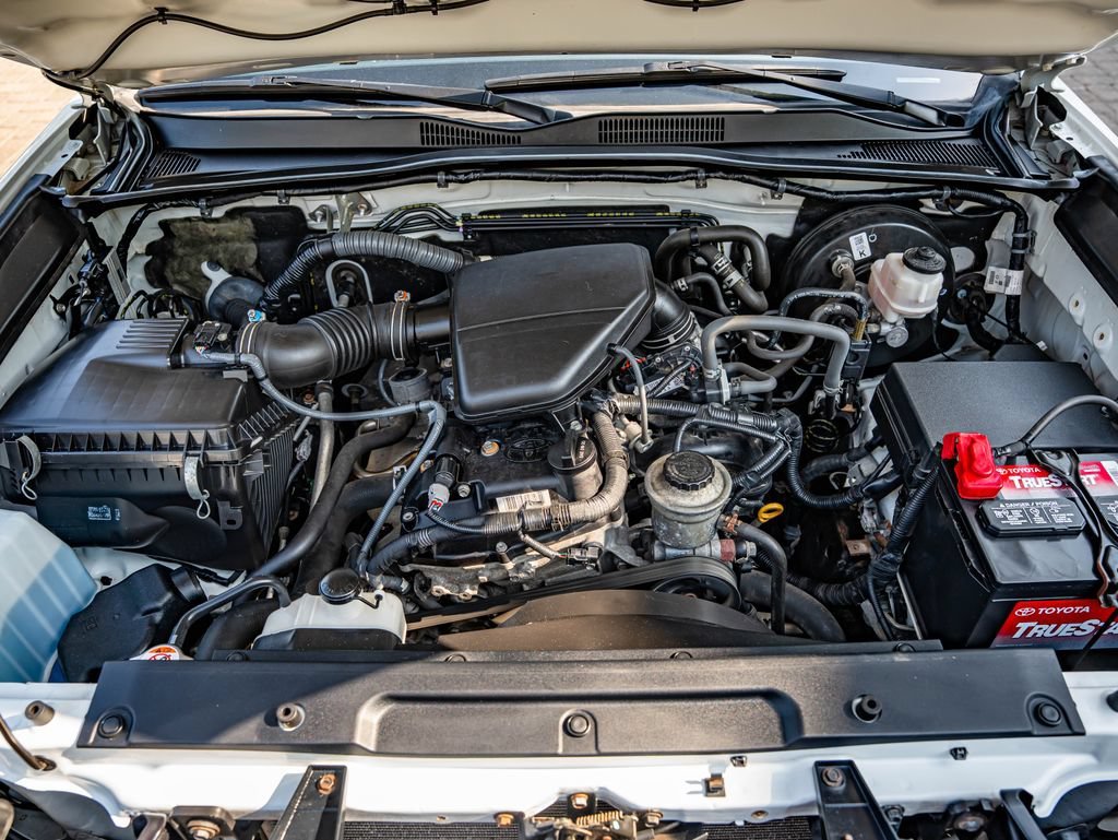 Used 2018 Super White Toyota SR image 38
