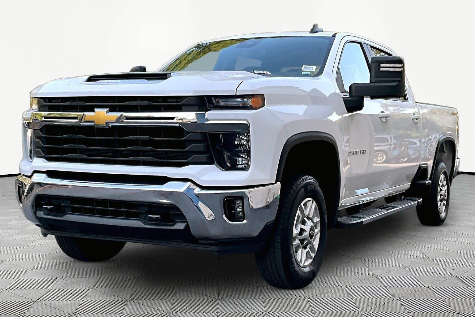 Used 2025 Summit White Chevrolet LT image 2