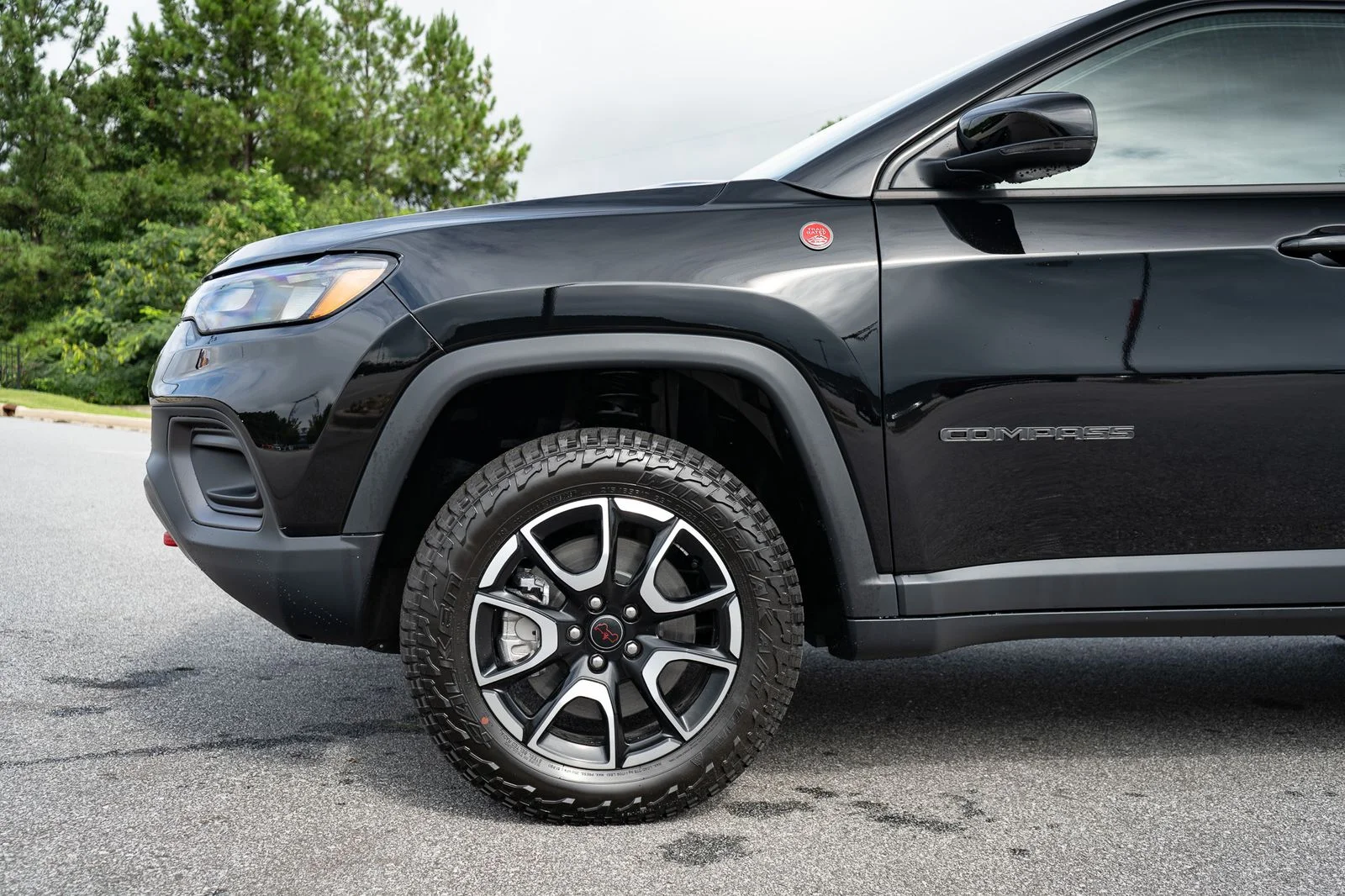 New 2026 Diamond Black Crystal Pearl-Coat Exterior Paint Jeep Trailhawk image 4