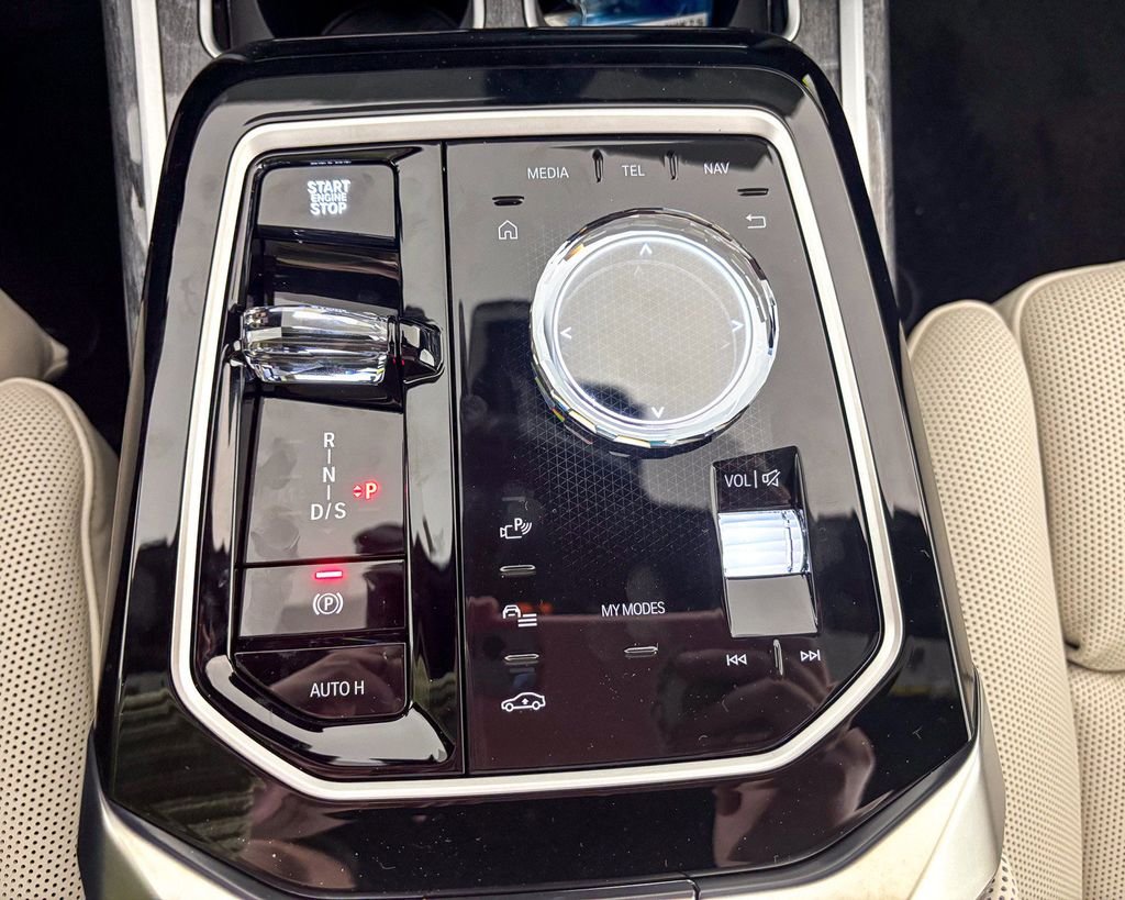 New 2025 Carbon Black Metallic BMW 750e xDrive image 47