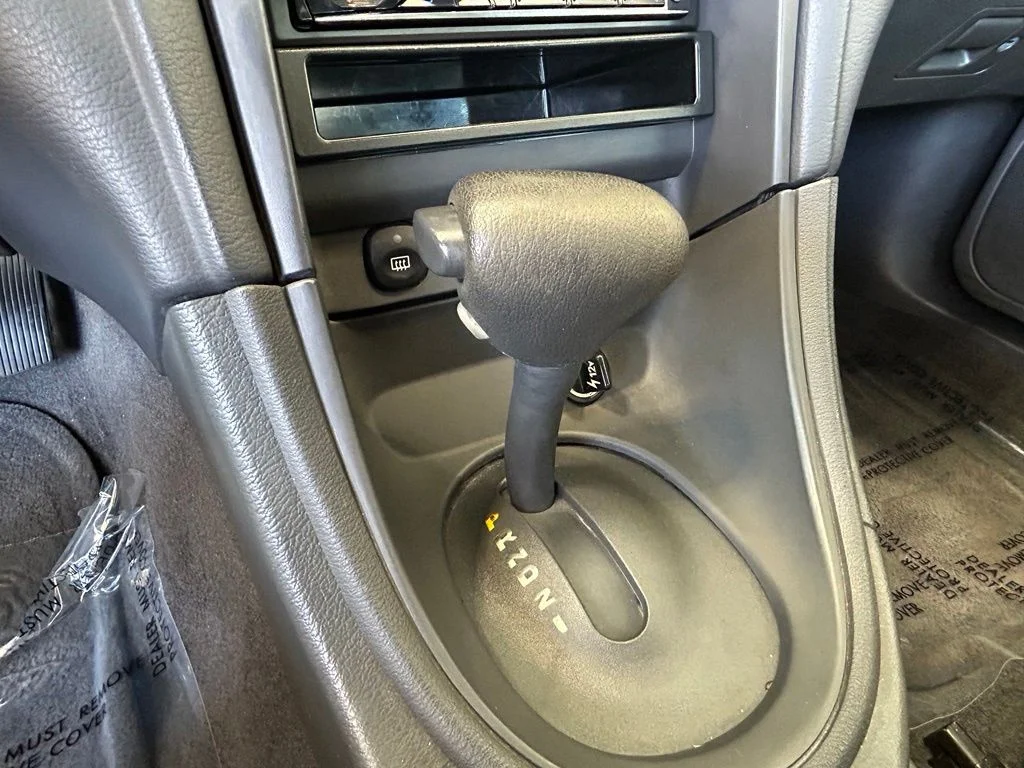 Used 2003 Red Ford V6 image 11