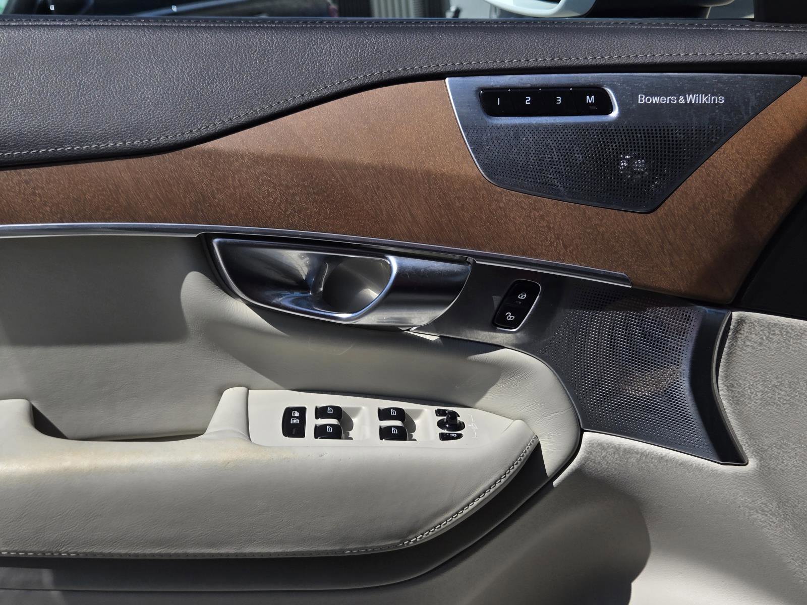 Used 2019 Crystal White Pearl Volvo Inscription image 26