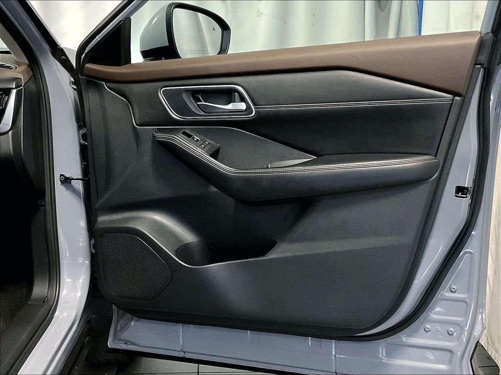 Used 2021 Gray Nissan SL image 12