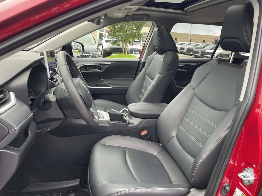 Used 2025 Ruby Flare Pearl Toyota XLE Premium image 8