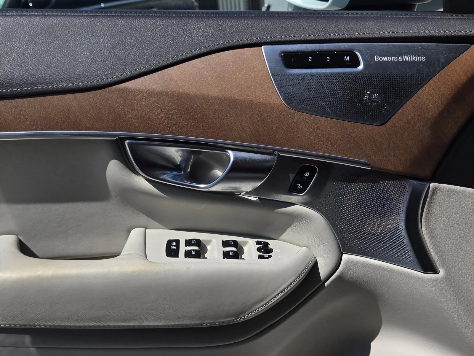 Used 2019 Crystal White Pearl Volvo Inscription image 26