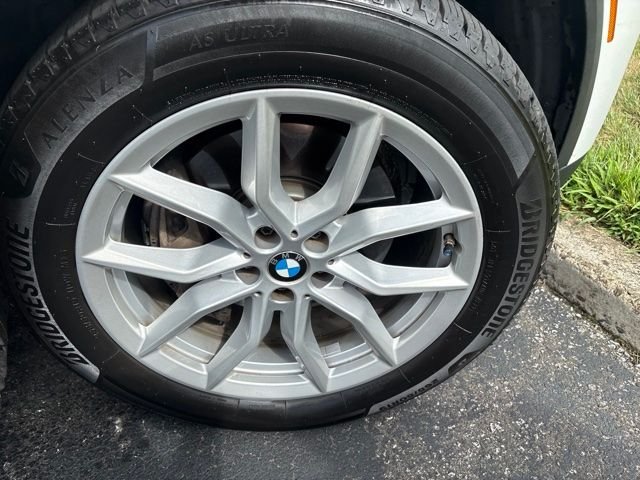 Used 2021 White BMW xDrive40i image 14