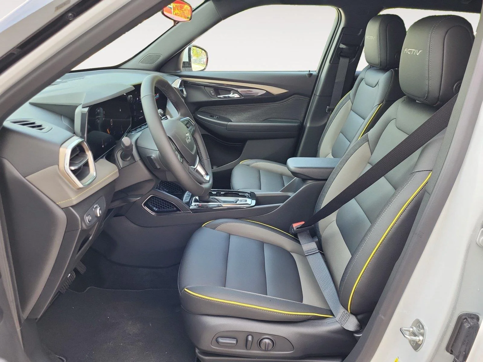 Used 2025 Iridescent Pearl Tricoat Chevrolet ACTIV image 10