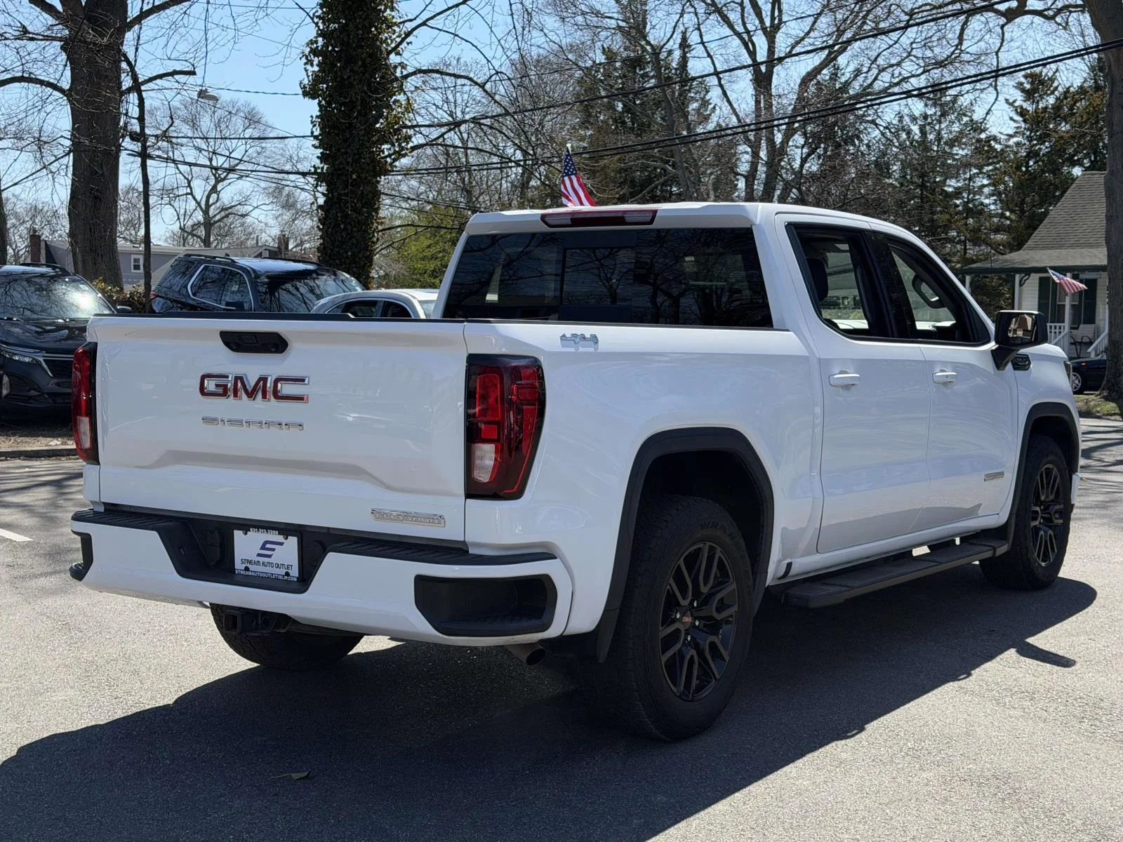 Used 2025 White GMC Elevation image 7