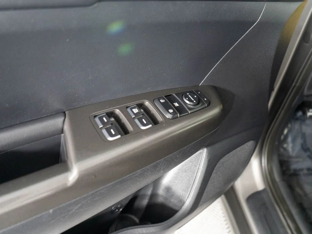 Used 2018 Silver Kia LX image 22