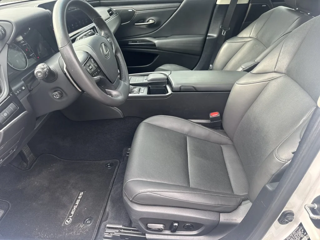 Used 2022 White Lexus 300h image 9