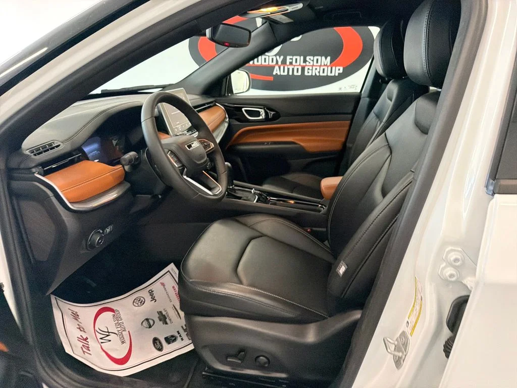 Used 2025 White Jeep Limited image 9