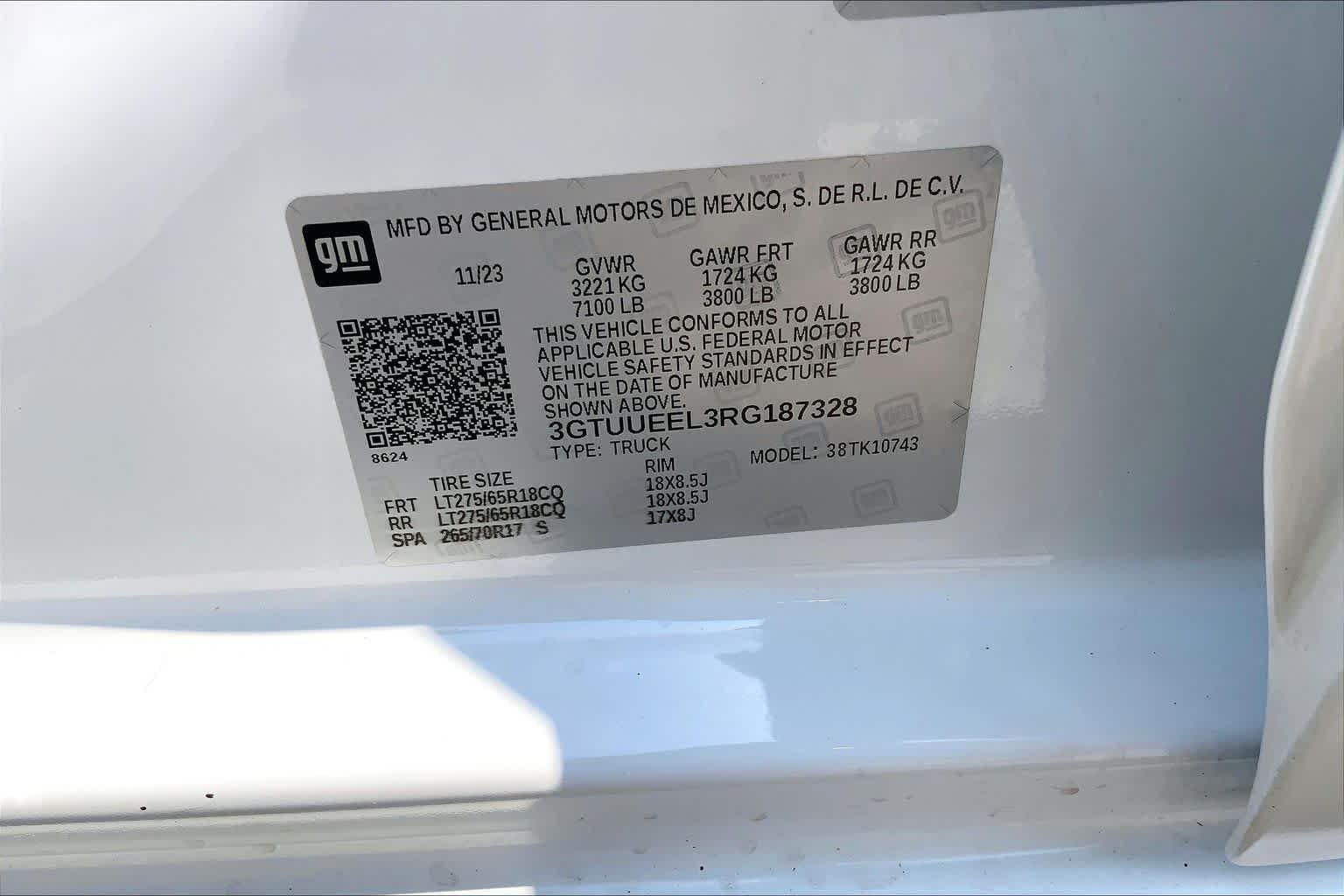 Used 2024 Summit White GMC AT4 image 37