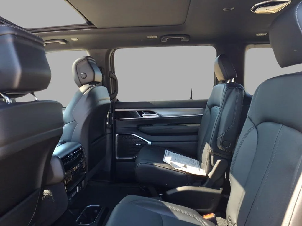 New 2026 Silver-Zynith Exterior Paint Jeep  image 6