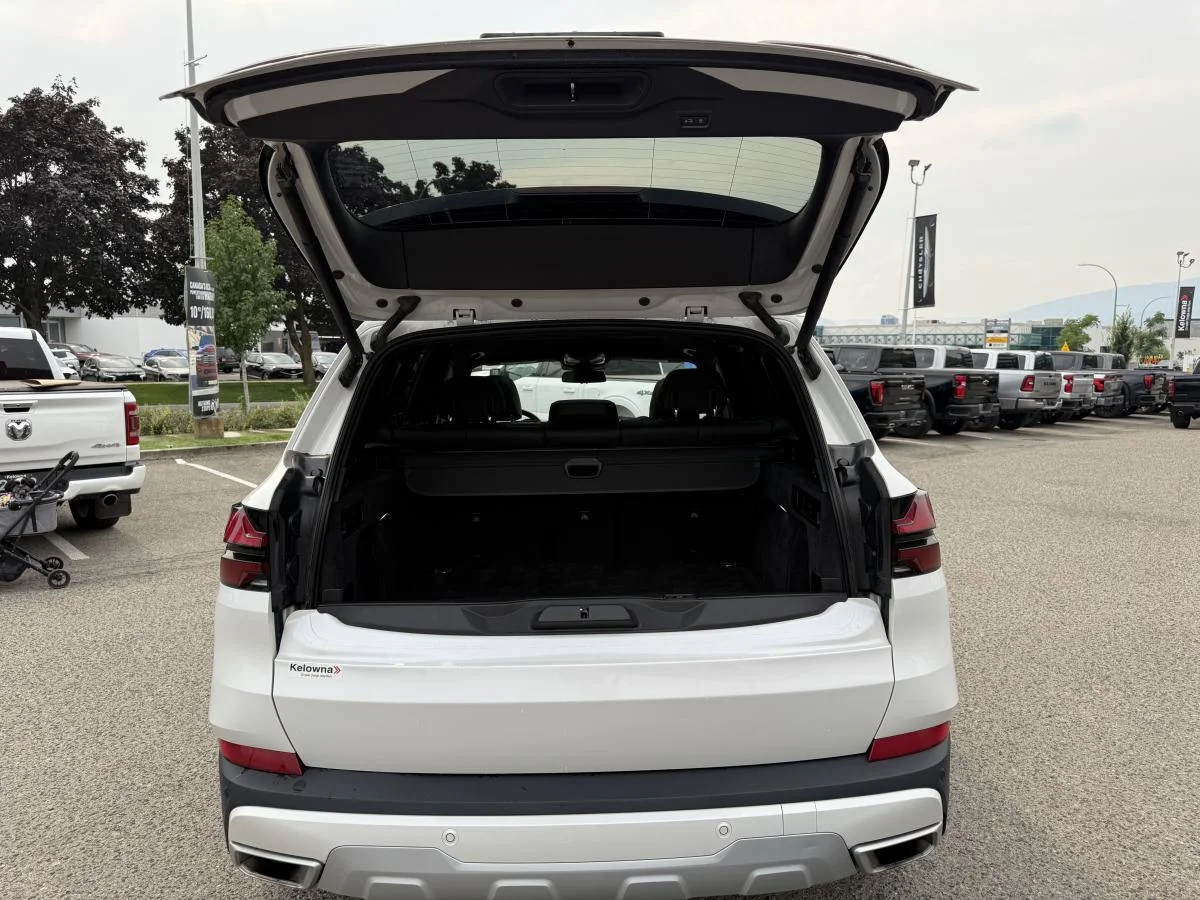 Used 2024 White BMW xDrive40i Sports Activity Vehicle image 6
