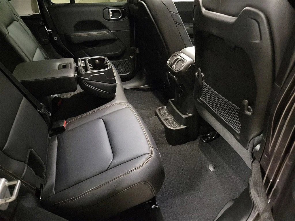 2025 Jeep Wrangler 4-Door Sahara - Photo 15