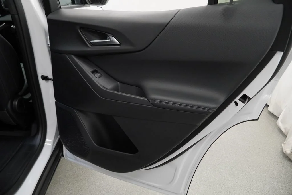 New 2027 Summit White Chevrolet LT image 25