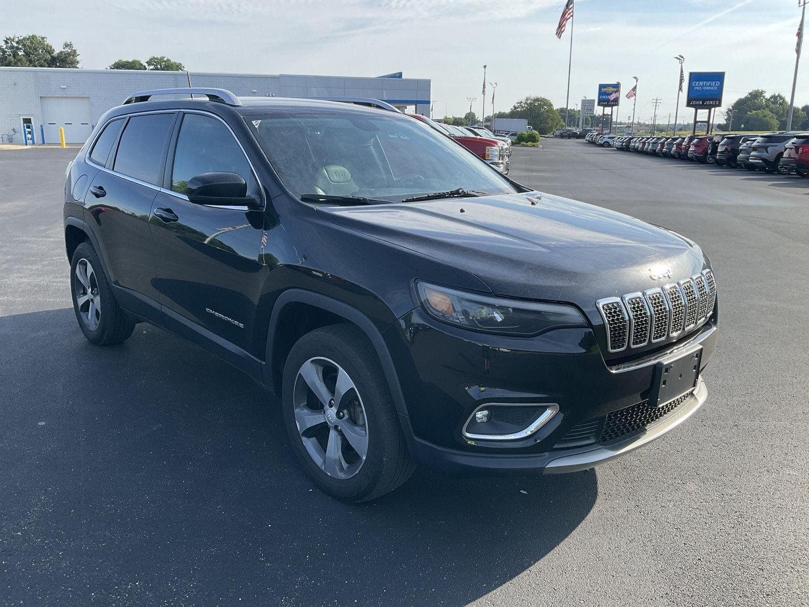 Used 2019 Diamond Black Crystal Pearlcoat Jeep Limited image 3