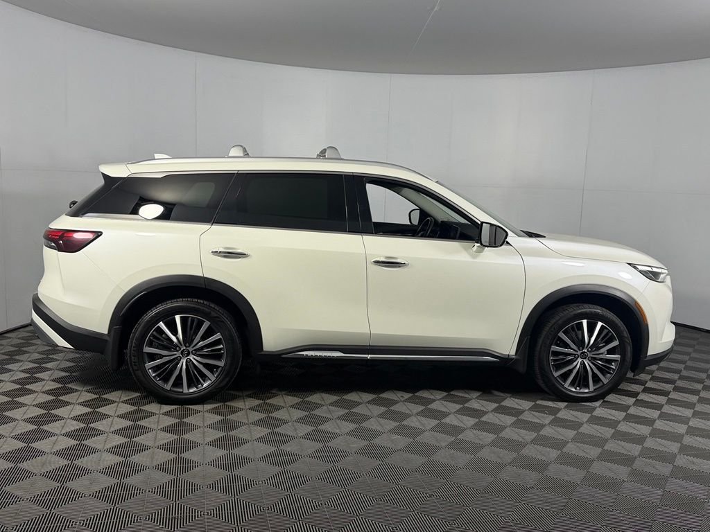 Used 2023 White INFINITI Sensory image 5