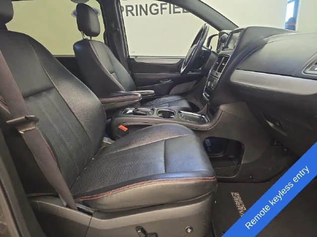 Used 2016 Granite Crystal Clearcoat Metallic Dodge R/T image 9