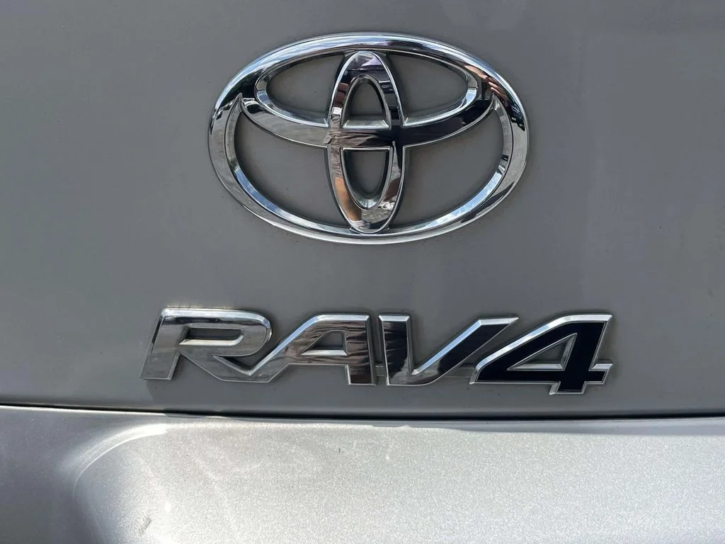 Used 2012 Classic Silver Metallic Toyota Limited image 9
