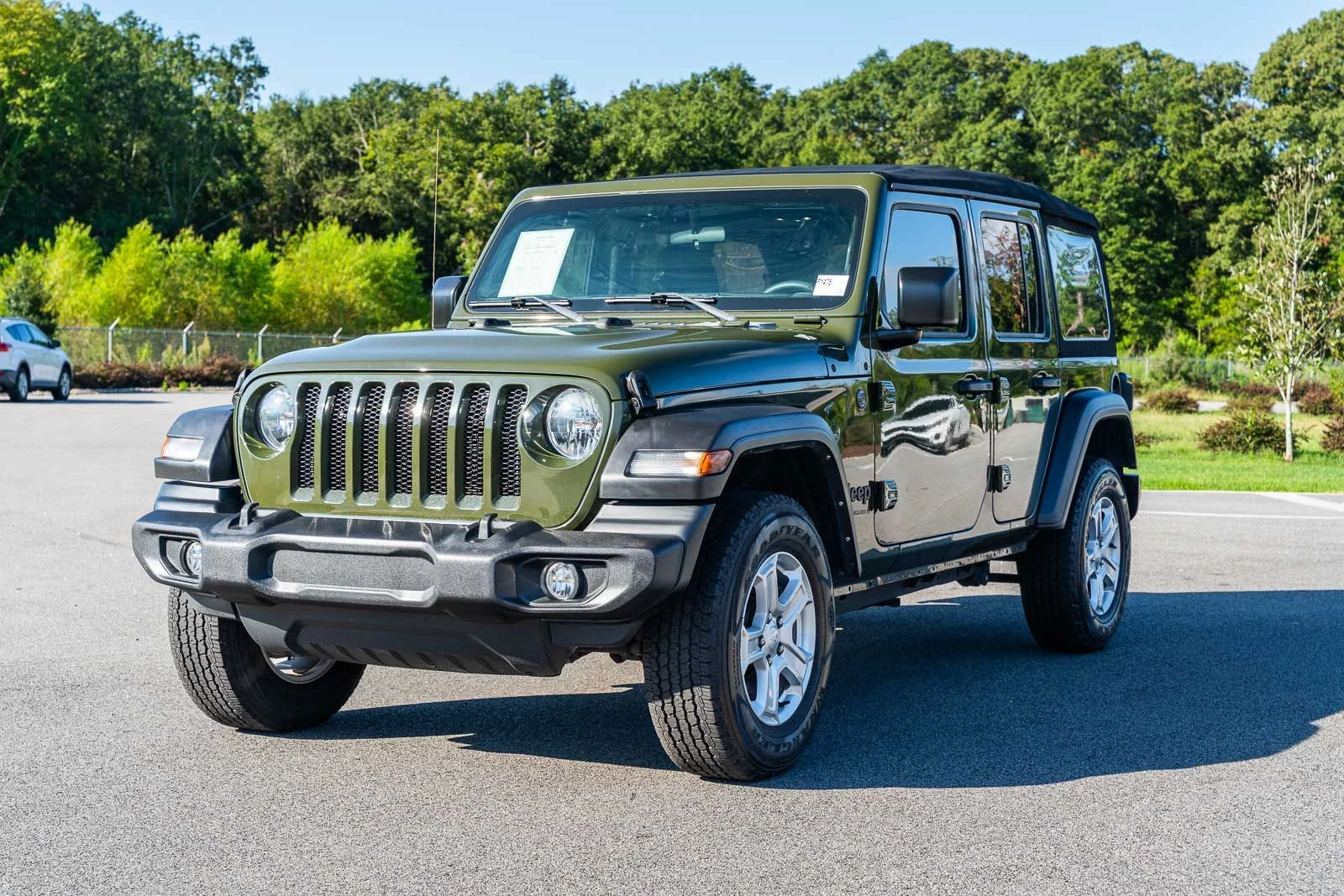 Used 2023 Green Jeep Sport S image 2