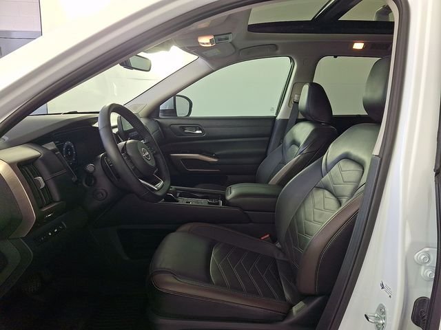 Used 2025 White Nissan Platinum image 15
